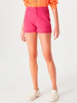 Short de jean color rosa con cintura alta y ruedo desflecado.