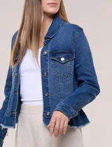 Camperita de jean azul con elasticidad, silueta entallada, cuello camisero, bolsillos en el pecho con solapa, mangas largas y ruedo desflecado con diseño peplum.