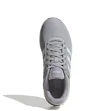 Championes Adidas Lite Racer 4.0 de diseño liviano, confeccionados en malla transpirable color gris con las icónicas tres tiras laterales en blanco. Cuentan con mediasuela con tecnología Cloudfoam para mayor amortiguación y suela de goma resistente.