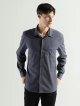 Camisa de manga larga color gris oscuro, confeccionada en algodón, con cuello clásico, cierre frontal con botones, bolsillo de parche en el pecho y corte clásico.