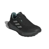 Championes Adidas Tracefinder Trail, color negro con detalles en gris y celeste.