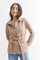 Tapado negro de poliéster con cuello solapa, doble botonadura, cinturón y bolsillos laterales.