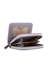 Monedero pequeño de cuero sintético color lila con cierre de cremallera y compartimentos internos para tarjetas y monedas.