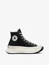 Championes Converse de caña alta con capellada de lona de algodón. Presentan una plataforma robusta con entresuela de espuma CX para mayor comodidad, puntera de TPU reforzada y suela con dibujo de diamante para mayor tracción. Incluyen el parche clásico de Chuck Taylor en el tobillo.