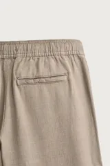 Pantalón de corte regular fit confeccionado en tejido mezcla de algodón, con cintura elástica ajustable mediante cordón, bolsillos laterales y bolsillos traseros de vivo.