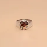 Anillo de sello para enfermería con diseño circular, elaborado en plata 925 con una cruz central en oro 9k y fondo texturizado.