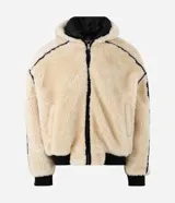 Campera de fleece color beige con diseño de paneles, costuras expuestas en color negro y cierre frontal. Posee cuello alto, mangas largas con puños elásticos y forro interior.