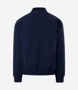 Campera tipo bomber color beige, con cierre frontal de cremallera, cuello estilo béisbol, puños y ruedo acanalados. Cuenta con bolsillos laterales con cierre y tecnología repelente al agua.