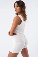 Top blanco de algodón con breteles anchos y corte cropped.