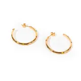 Aros tipo argolla dorados con incrustaciones de circonitas de colores.