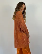 Buzo de tejido de punto calado color naranja, con lurex y escote en V.