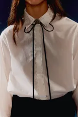 Camisa blanca de algodón con cuello clásico y detalle de brillos en cuello y centro.