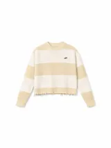 Sweater de punto a rayas horizontales en color beige y blanco, con cuello redondo, mangas largas y detalle de terminación deshilachada en el ruedo.