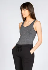 Musculosa gris de lycra con breteles finos y escote redondo.