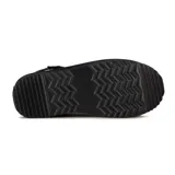 Zapato tipo zueco de gamuza negra con plataforma baja, costura frontal central y cinta decorativa bordada en blanco sobre el empeine.