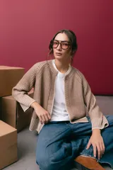 Saco tejido de punto con cuello a la base y manga larga, de diseño reversible y corte recto. Presenta un acabado bicolor que genera un efecto visual de contraste en los bordes y puños.