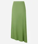 Pollera midi evasé color verde oliva, confeccionada en tejido rib con viscosa certificada y bajo asimétrico.