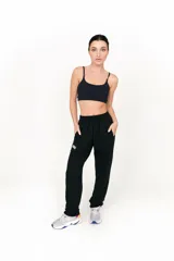 Pantalón de jogging negro, corte recto, con cintura elástica y logo estampado en la pierna izquierda.