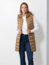 Chaleco largo negro de abrigo, marca Michael Kors. Diseño capitoneado con cierre metálico frontal, bolsillos inclinados y capucha no desmontable con jareta de ajuste. Incluye bolsa autoportante.