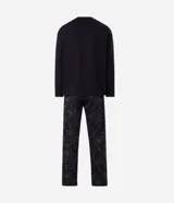 Pijama largo de hombre confeccionado en algodón, compuesto por una remera negra de manga larga con cuello redondo y estampa localizada de Spider-Man en el pecho, y un pantalón con estampado integral de telarañas y cintura elástica.