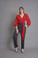 Pantalón negro de viscosa, estilo boho, de corte ancho y tiro alto, con cinturón con hebilla forrada.