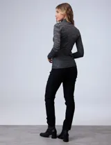 Buzo de tejido elastizado melange, con cuello alto y mangas largas. Marca Tahari.