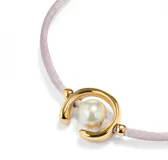 Pulsera de hilo color lila con dije de perla shell y fornitura bañada en oro de 18k.