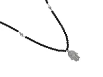 Collar de acero con cuentas de cristal negro y dije de mano de Hamsa.