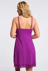 Chemise corta negra de seda fría, marca Montelle, con breteles finos regulables y apliques de encaje en el escote en V y el ruedo.