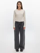 Jean de tiro bajo, corte loose fit, color gris oscuro con efecto lavado.