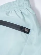 Short de baño lila con cintura elástica y logo estampado en la pierna.