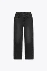 Jeans tobilleros de tiro alto, color negro lavado, con pernera recta y acabado sin costura en el ruedo. Modelo de cinco bolsillos con cierre frontal de cremallera y botón.