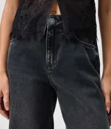 Pantalón de jean premium de tiro medio con corte wide leg, de color azul, con pretina con pasacintos y bolsillos funcionales.