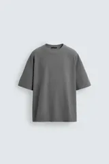 Camiseta boxy fit de algodón color gris oscuro, con cuello redondo y manga corta.