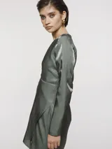 Vestido corto de satén color negro, con escote en V profundo, mangas largas y diseño cruzado en la falda.