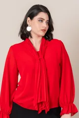 Blusa roja de gasa italiana con cuello plisado y mangas largas amplias terminadas en volado.