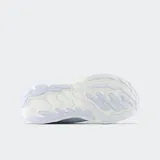 Championes de running New Balance Fresh Foam Vongo V6, color blanco con detalles en gris y suela con amortiguación en verde lima neón. Presentan un diseño con soporte medial para estabilidad y una plataforma acolchada.