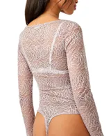 Body de encaje con diseño floral, color lila, de manga larga y escote cuadrado pronunciado.