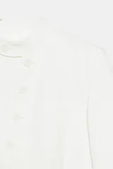 Blazer cruzado Zara Woman Collection confeccionado en hilatura de viscosa, de color blanco. Presenta cuello alto, manga larga con abertura y botones, bolsillos delanteros y cierre frontal cruzado con botones.