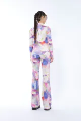 Pantalón oxford de lycra con estampado floral en tonos blanco, naranja, violeta y azul.