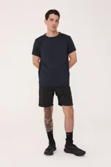 Remera deportiva azul marino de poliéster y elastano, corte clásico y tecnología Drifit.