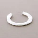 Par de aros tipo argolla plateados con textura irregular.