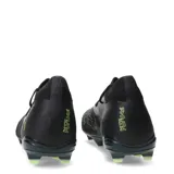 Championes de fútbol Puma Future 8 Match FG/AG, color negro con detalles en verde neón. Presentan un diseño de corte medio con cuello elástico, textura en el empeine para mayor control y suela con tapones diseñados para tracción en césped natural y artificial.