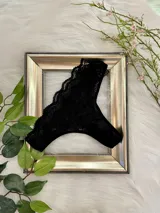 Vedetina de encaje negro con elástico fino en la cintura.