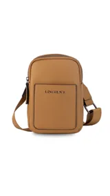 Bandolera pequeña de diseño compacto en color mostaza, confeccionada en material sintético con textura granulada. Presenta un bolsillo frontal con el logo de la marca impreso, cierre superior y correa ancha ajustable y desmontable.