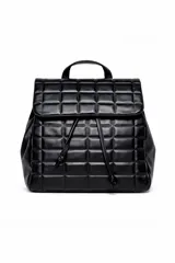 Mochila negra de diseño acolchado con patrón de cuadros, cierre de solapa con cordón ajustable y asa superior.