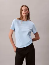 Remera celeste de manga corta Calvin Klein Jeans con cuello redondo y el logo de la marca estampado en el pecho en color blanco.