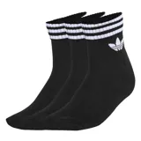 Pack de tres pares de medias tobilleras Adidas color negro, con diseño de tres rayas blancas en el puño y logo del trébol bordado en blanco.