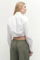 Camisa corta blanca de mangas largas con puños abotonados y cuello clásico.