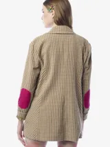 Blazer de corte recto con estampado de cuadros en tonos beige y verde. Presenta cierre frontal con botones metálicos decorativos, solapa clásica, bolsillo superior tipo parche y dos bolsillos inferiores con solapa adornados con bordados florales. Incluye una aplicación floral bordada con lentejuelas en el frente y parches en los codos en contraste.